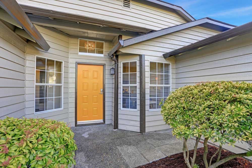 Entrance-porch-with-yellow
