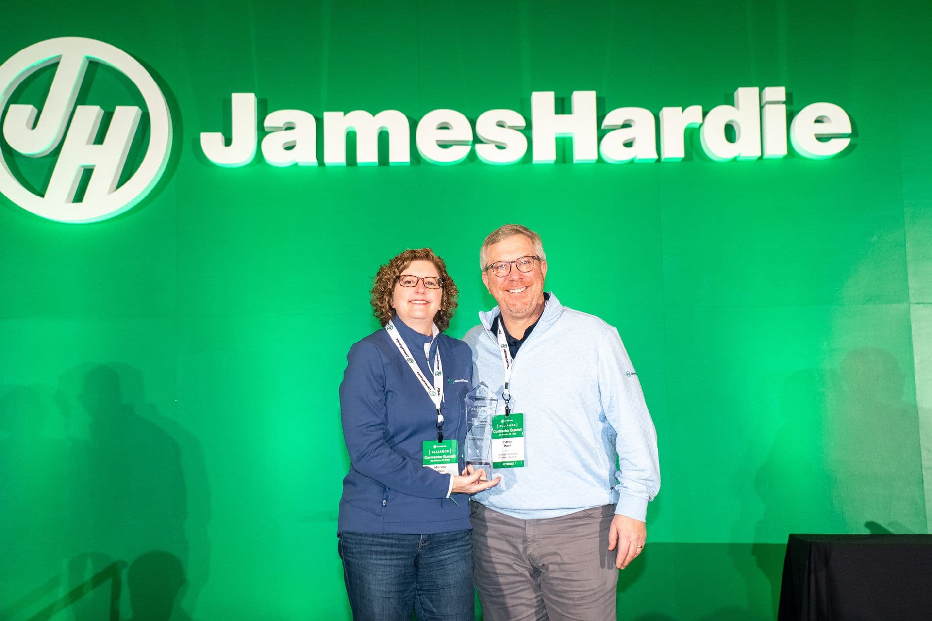 Randy receives the James Hardie 2025 Service Excellence Award.